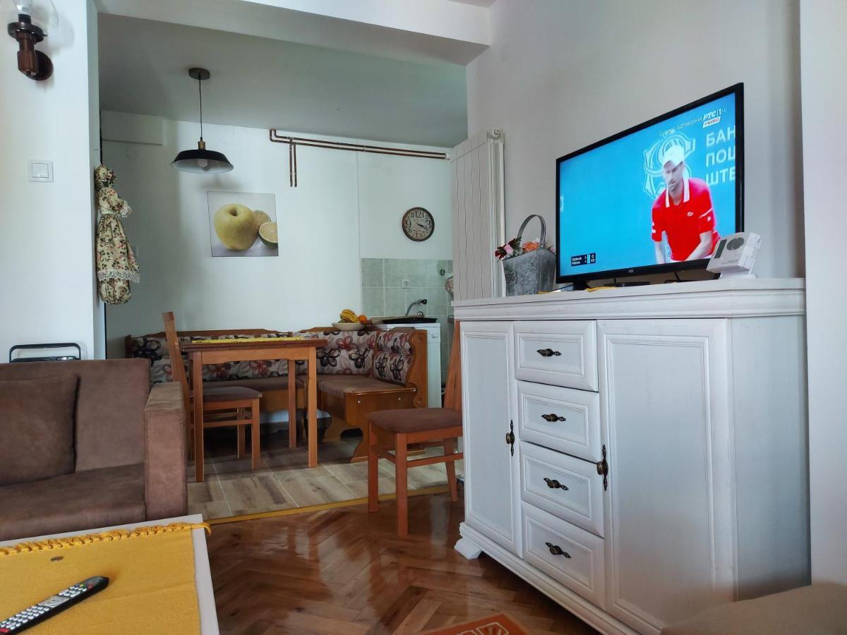 Monte Vista Apartment *