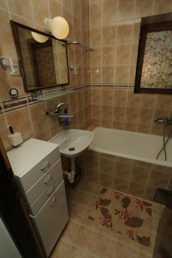 Monte Vista Apartment *